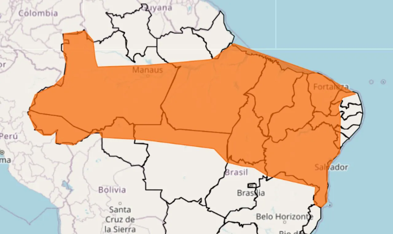 Mapa do Brasil destacado em laranja mostra o alerta meteorol&oacute;gico cobrindo quase todo o Norte e Nordeste, al&eacute;m de partes do Centro-Oeste e Sudeste. A &aacute;rea de risco abrange cidades como Manaus, Fortaleza e Salvador, estendendo-se do Acre ao litoral da Bahia.